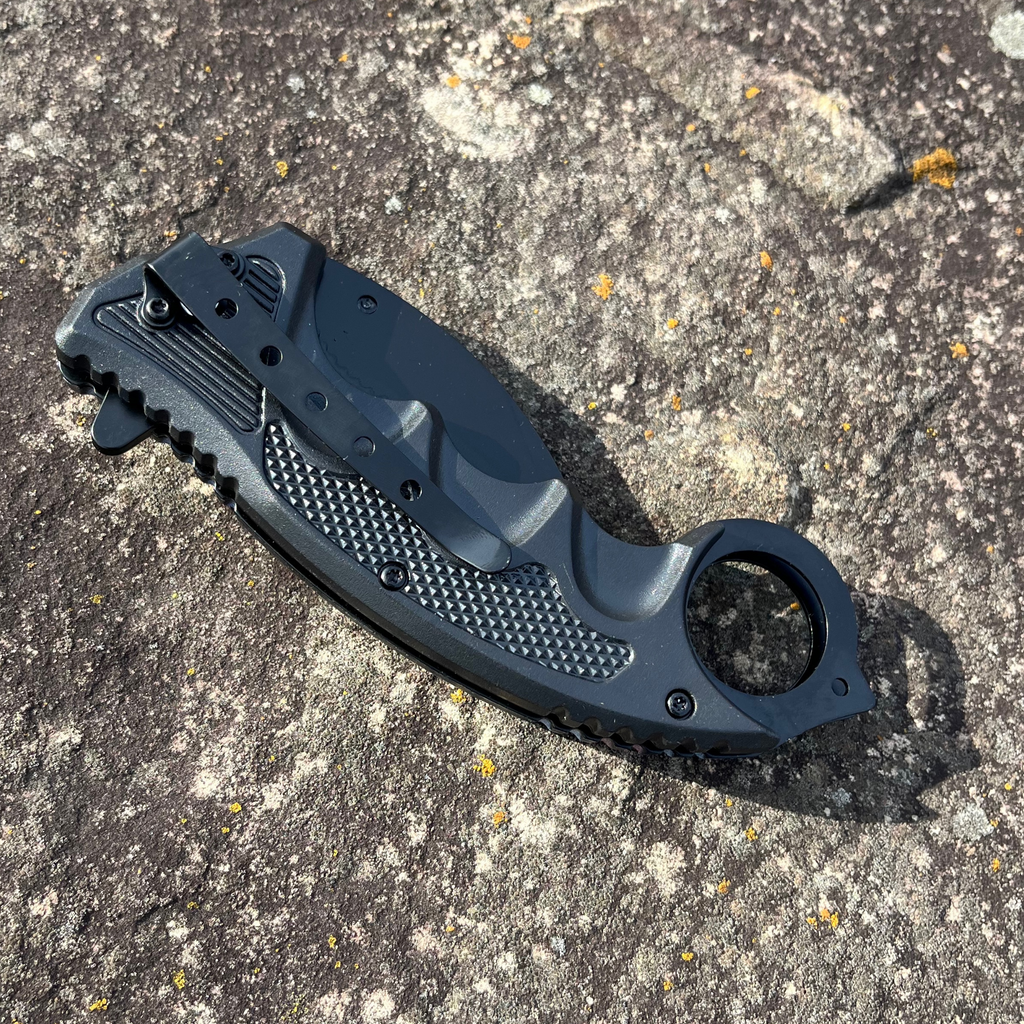 Measuring 7.5 inches in length, this Grunge Flag Karambit folding knife features a 1065 German surgical steel blade, making it an official Tiger-USA® knife. A weighing 4.27 ounces, this knife is heavy duty and spring assisted, yet remains affordable.